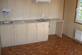 Вариант внутреннего обустройства бытовки для дачи