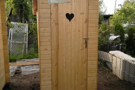 Туалет деревянный изображение