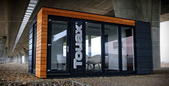 Брендирование блок-контейнера объемными буквами фото