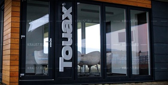 Брендирование блок-контейнера объемными буквами фото