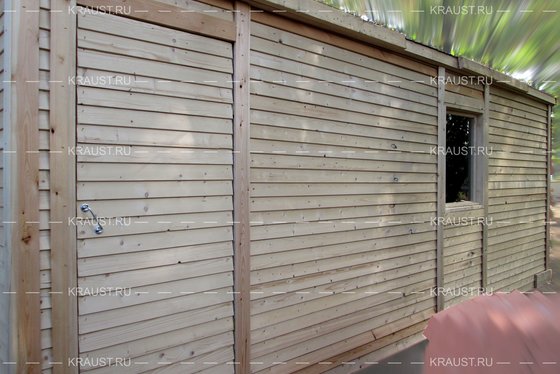 Деревянная бытовка Михнево, входная дверь и окошко